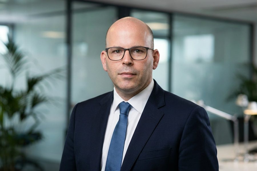 Photo transformée par l’IA : portrait corporate en costume-cravate